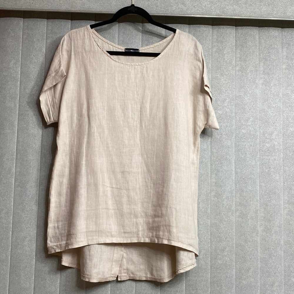 TERZO MILLENNIO LINEN BLOUSE SIZE LARGE . HIGH /LOW HEM . BUTTONS ON THE BACK